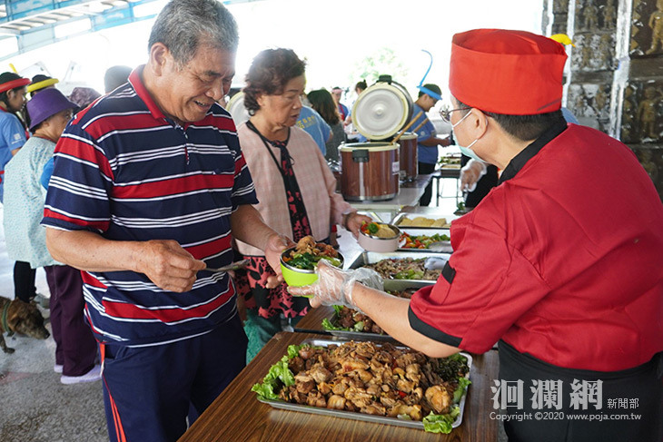 家樂福文教基金會捐行動自助餐車，讓老人家又樂又