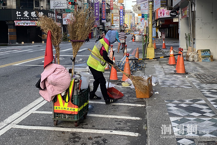 報復性旅遊激增，垃圾也爆量，讓清潔隊員忙翻-洄瀾