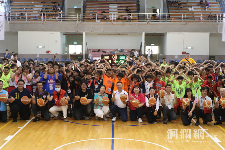TARO盃全國少年籃球錦標賽，徐榛蔚出席為選手加油