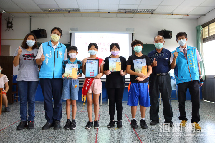 信義國小自治小市長上任，魏嘉賢頒授當選證書盼落