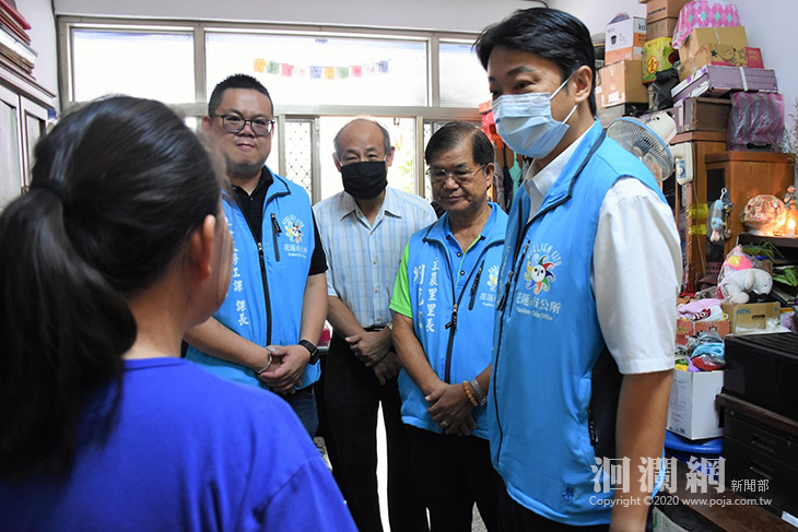 魏市長送月餅及生活物資，關懷弱勢家庭