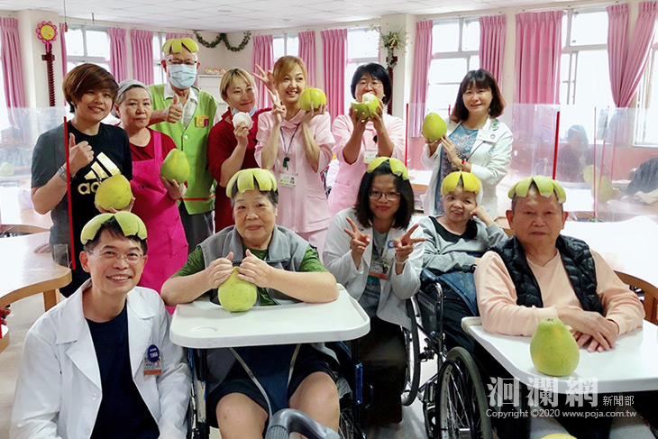 花醫護理之家與長輩吃月餅剝柚子慶中秋好開心