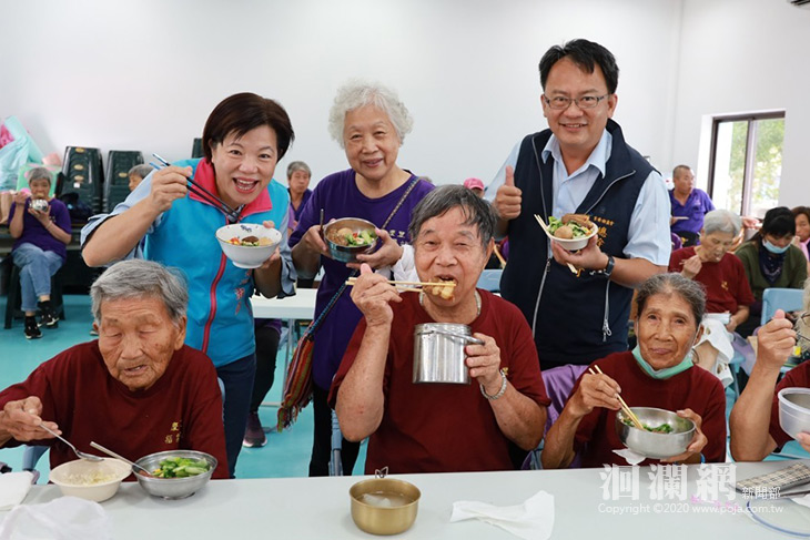 游淑貞走訪全鄉福氣站送暖關懷慶中秋