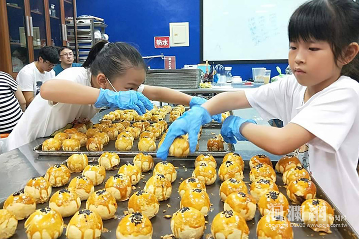 民眾捐愛心月餅，諾基金會關懷弱勢長者希望好好過