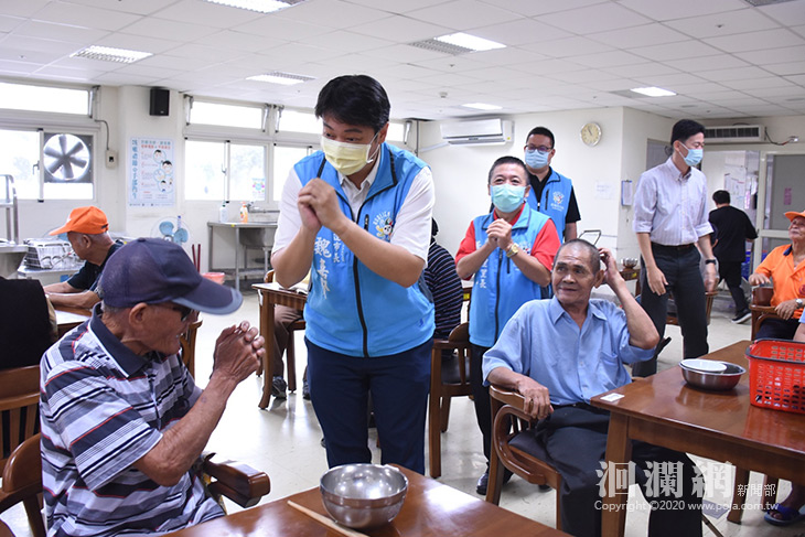 魏嘉賢探訪東區老人之家，與住民一起慶中秋