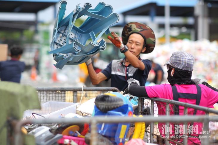 慰勞清潔隊員辛勞，花蓮市民代表會贈加菜金