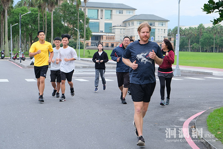 東華大學語言中心英語實用新體驗  共同齊腳Run 