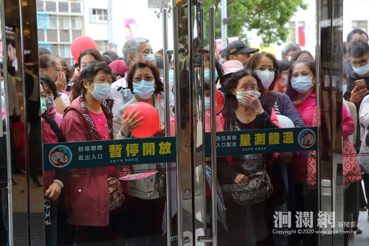 遠百年週年慶今天開打！民眾爆衝進館！ 搶油！搶限量