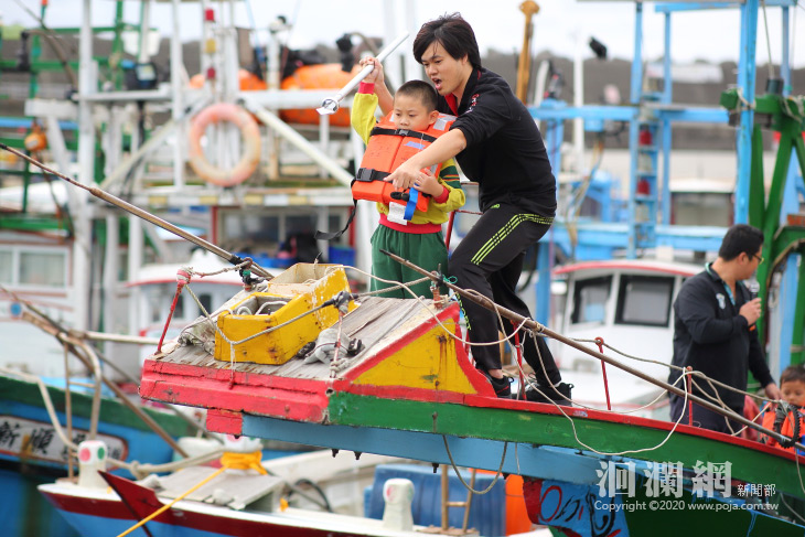 市幼戶外教學前往漁港 做魚丸、體驗小小鏢魚手