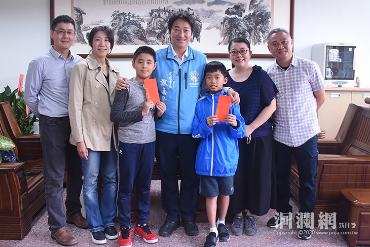 魏嘉賢慰勉華大附小羽球選手，盼再接再厲為校爭光