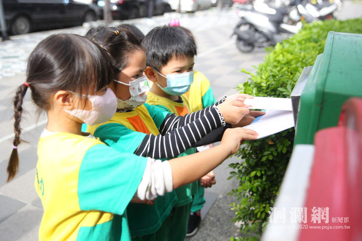 市幼參訪花蓮郵局，體驗寄出人生第一封信