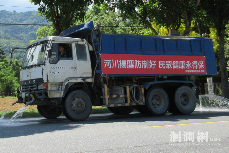 環保局協助村里道路洗街.jpg