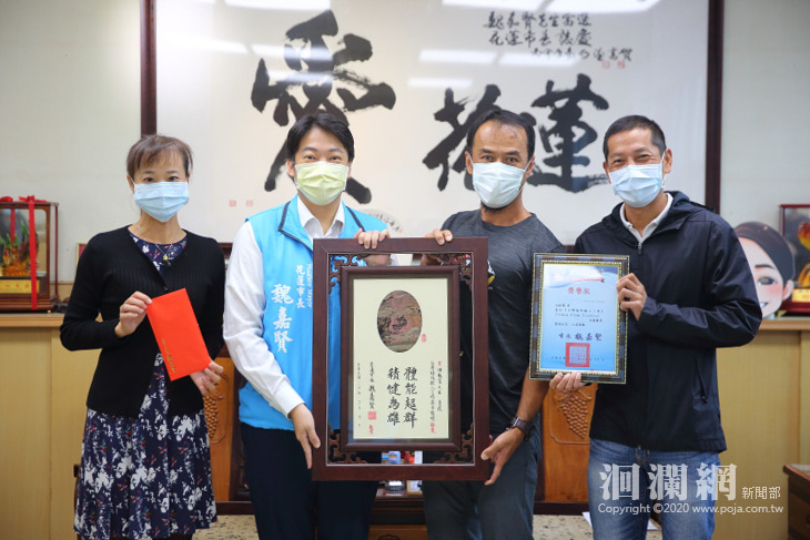 田振寰長風破險披黑衫，魏嘉賢贈玫瑰石匾致賀