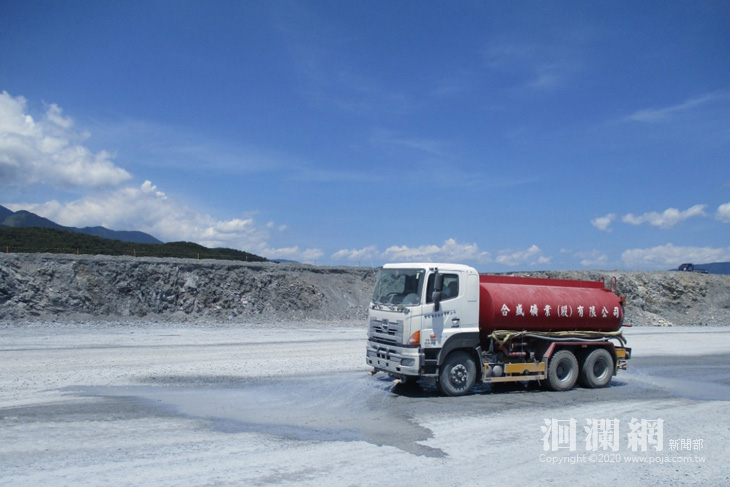 礦場車行路徑灑水保持濕潤.jpg