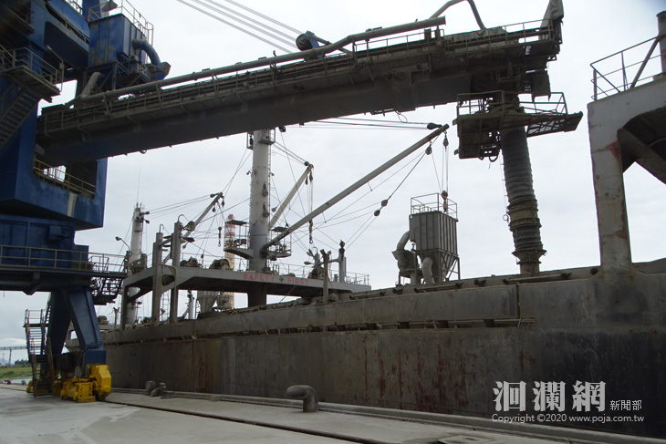 和平港區裝卸用密閉管道輸送方式.jpg