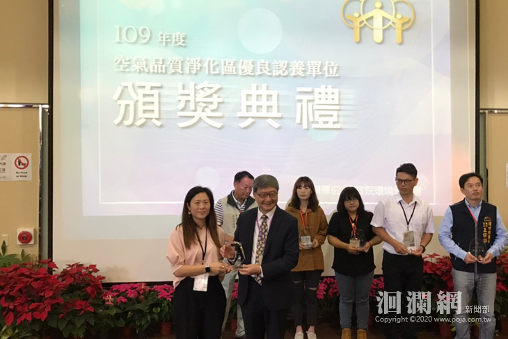 環保署沈副署長頒發推動認養執行機關績優獎予本縣環保局.jpg