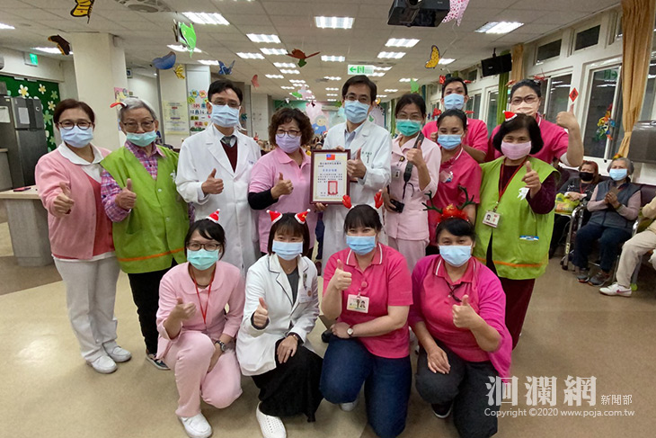 歲末關懷送暖意~青青合唱團高歌獻舞花醫日照中