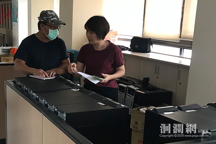 東服中心捐贈電腦幫助弱勢團體