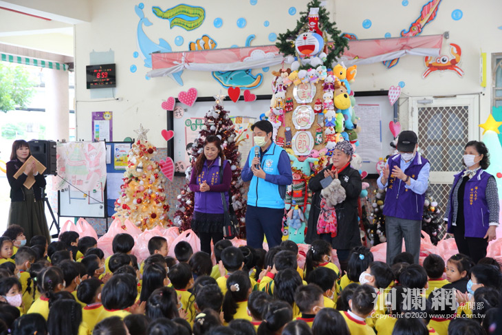 愛心團體贈大型玩偶聖誕樹 陪市幼孩子迎聖誕