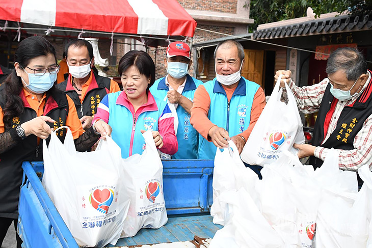 吉安鄉公所感謝宮廟企業善心，寒冬送暖溫暖弱勢幸