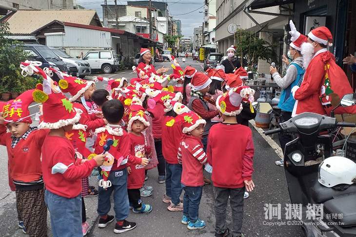 信義國小聖誕踩街小提琴報佳音