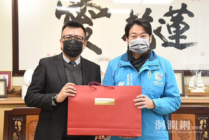 遠百花蓮店長黃友誠辭行，魏嘉賢祝福高昇