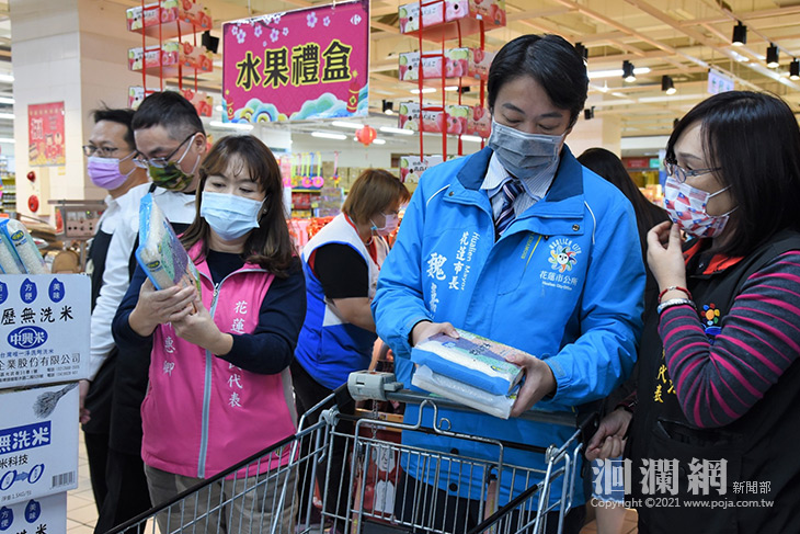 花蓮市愛心禮券即日起發放，魏嘉賢逛賣場體驗採買