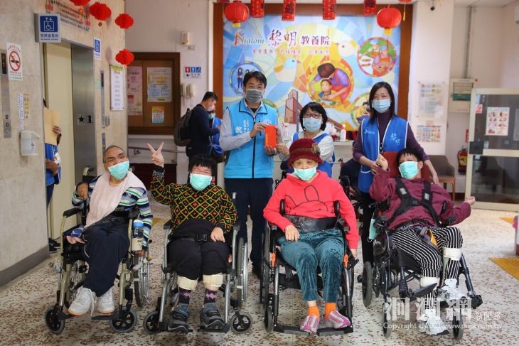 魏嘉賢春節慰問，贈黎明教養院加菜金