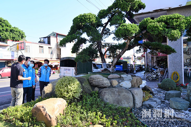 單車業者自掏腰包打造綠美化景觀，魏嘉賢頒感謝狀