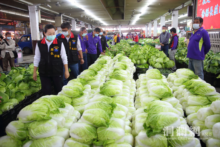 縣長視察花蓮市果菜市場，確保蔬果充分供應民眾年