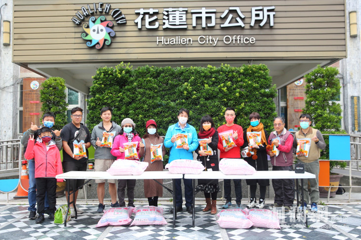 小小愛心會捐米助弱勢十年未間斷，市長魏嘉賢肯定