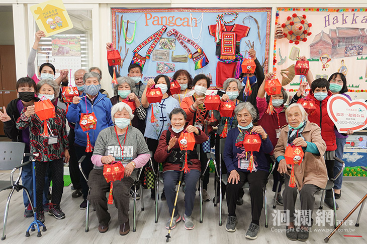 門諾基金會與長輩共慶元宵節，做燈籠、吃湯圓笑開