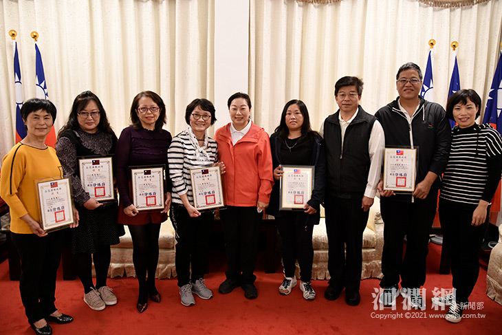 徐榛蔚縣長授證寄養家庭，為孩子築溫暖的家