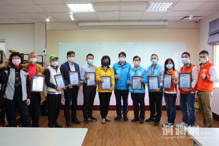 感謝各界點亮道路光明路 魏嘉賢頒發感謝狀