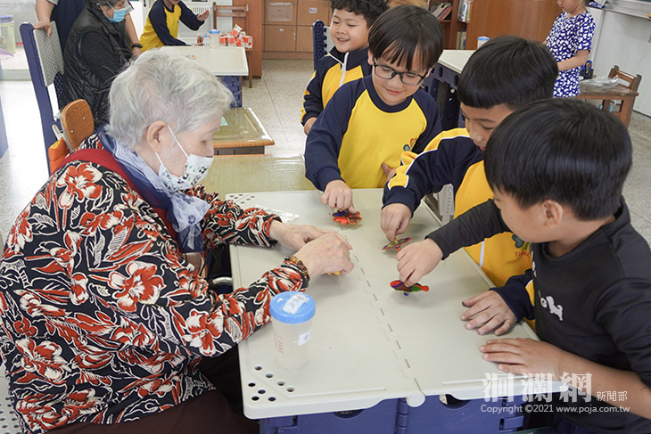 門諾基金會「老幼共學」新學期！大小朋友攜手上課