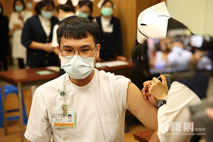 COVID-19疫苗到，花蓮慈院醫護首日施打