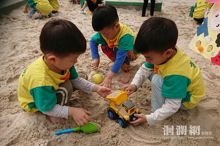 歡慶兒童節，市幼孩子戲沙池體驗玩沙樂