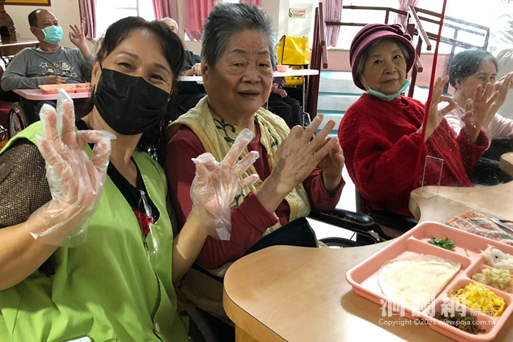 花醫護理之家辦理清明「視訊包潤餅」