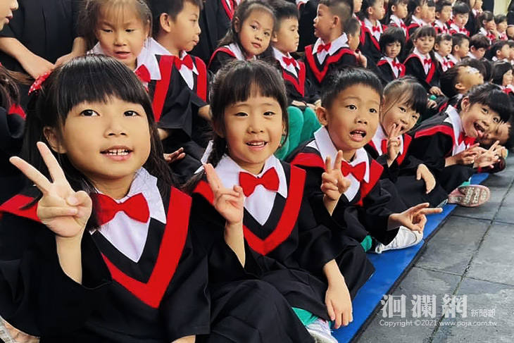 市幼孩子披學士服拍畢業照 留下美好的回憶
