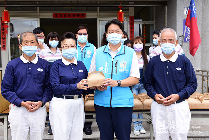 慈濟基金會55周年慶 送花蓮市清潔隊壽桃分享喜