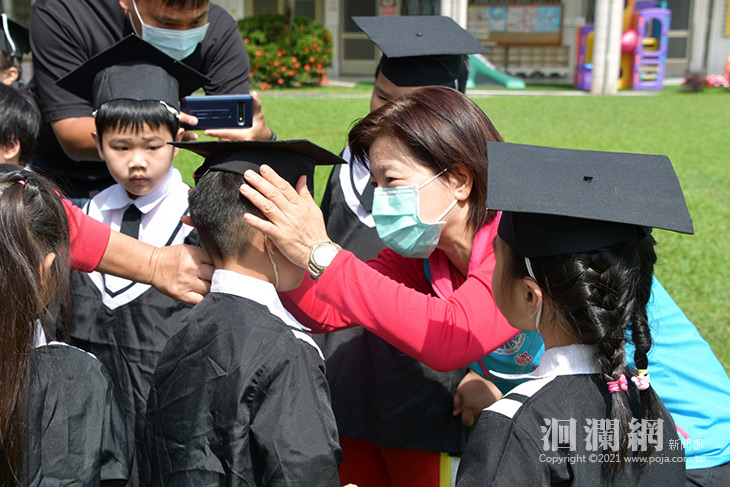 吉安鄉幼兒園拍畢業照，鄉長陪同留存幸福稚真紀錄