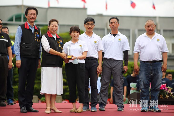 縣府五月份升旗典禮  縣長徐榛蔚表揚業務達人及
