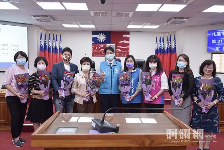 母親節前夕，魏嘉賢市代會開議送花獻祝福