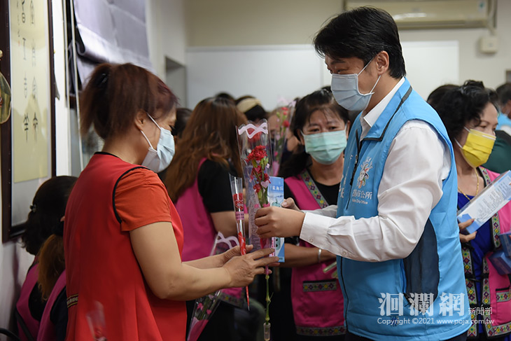 原住民婦女幹部歡慶母親節，魏嘉賢送康乃馨獻祝福