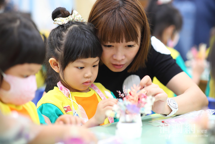 幼兒園歡度母親節 為媽媽按摩奉茶、送愛的小禮