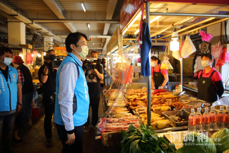 重慶市場即日起縮減出入口，要求攤商消費者配合防