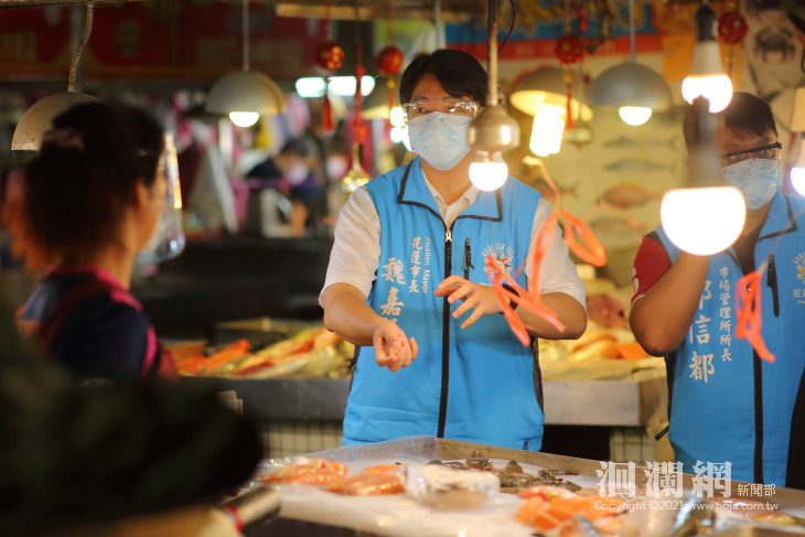 體恤攤商負擔，公有市場攤位使用費減免5成