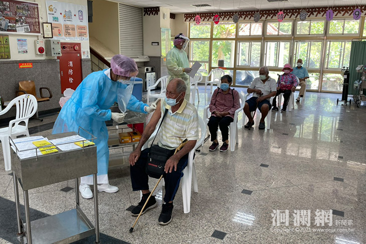 豐濱鄉長輩開打疫苗，取法日本宇美式注射法長輩輕