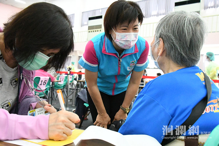 疫苗放至第六類接種對象，游淑貞前往吉安國小關心