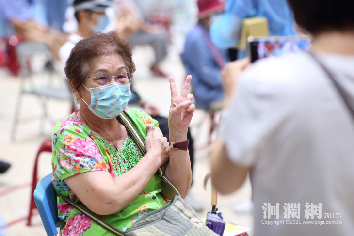 七月長者疫苗施打首日，近千名預約，魏市長關心施打
